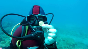 צוללן מוצא מטבע זהב